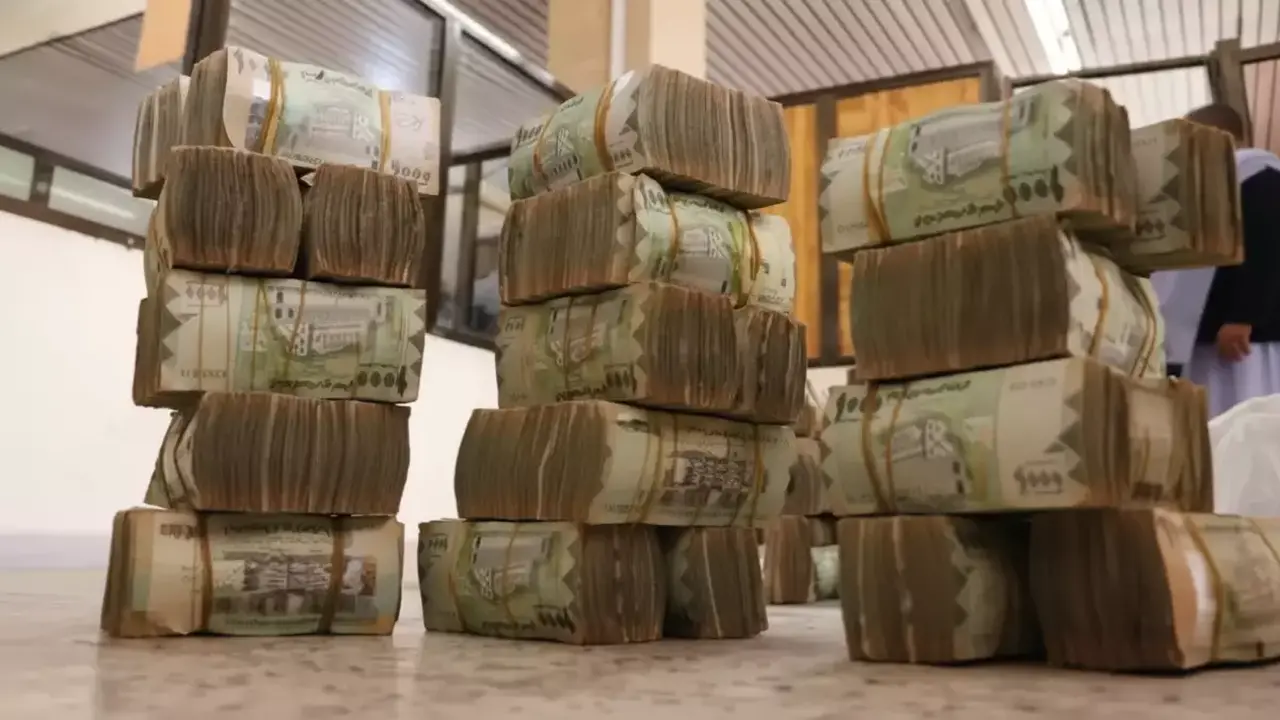 ارتفاع سعر الدولار في عدن إلى 535 ريالاً يعمق أزمة القوة الشرائية للرواتب المحلية